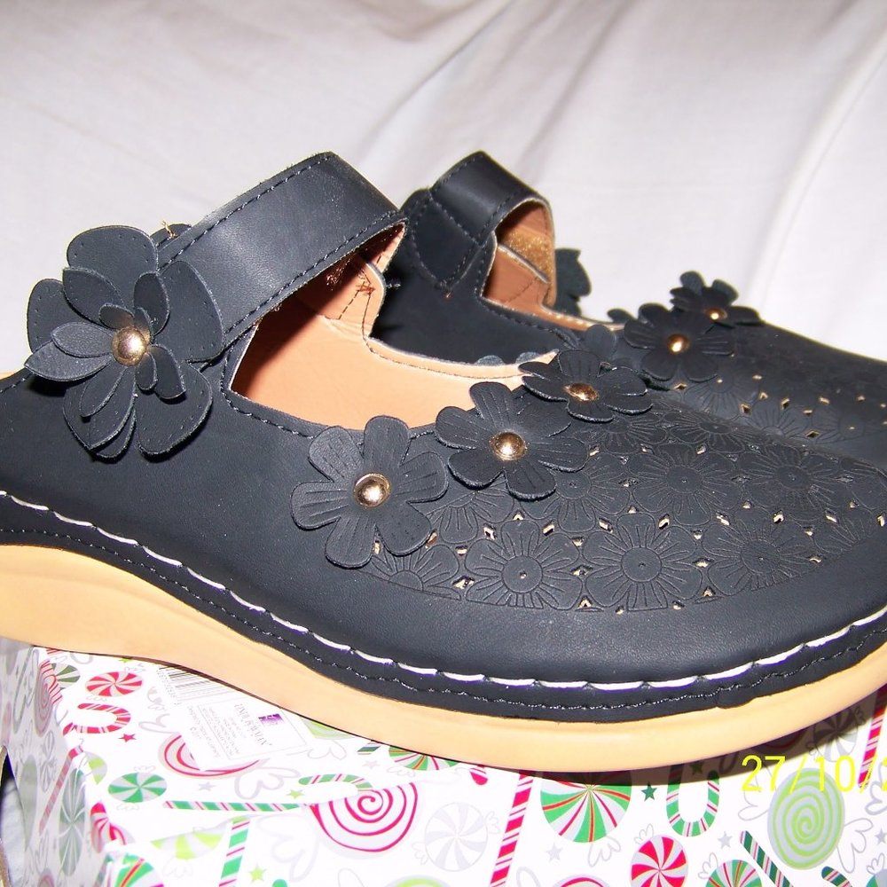 Unbranded faux velvet shoes. Size 9 1/2. Black